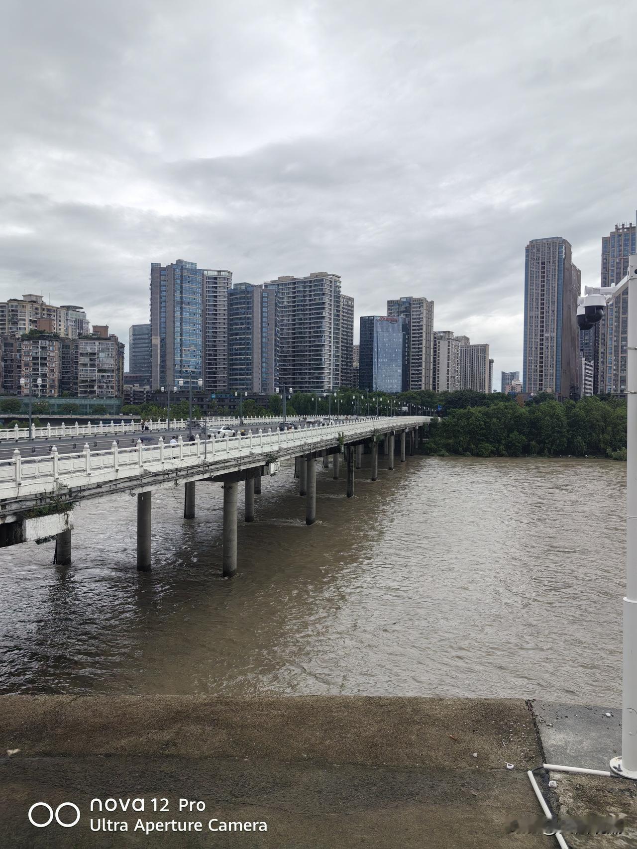 涪江东方红大桥
 
涪江涨水，浊浪抵着桥墩。碑石记新桥一九九九年落成，倏忽近三十
