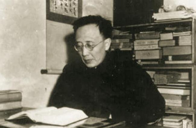 1959年，在一个晚宴上，郭沫若拍着溥仪的肩膀说：“来给我当助理，我保你以后吃香