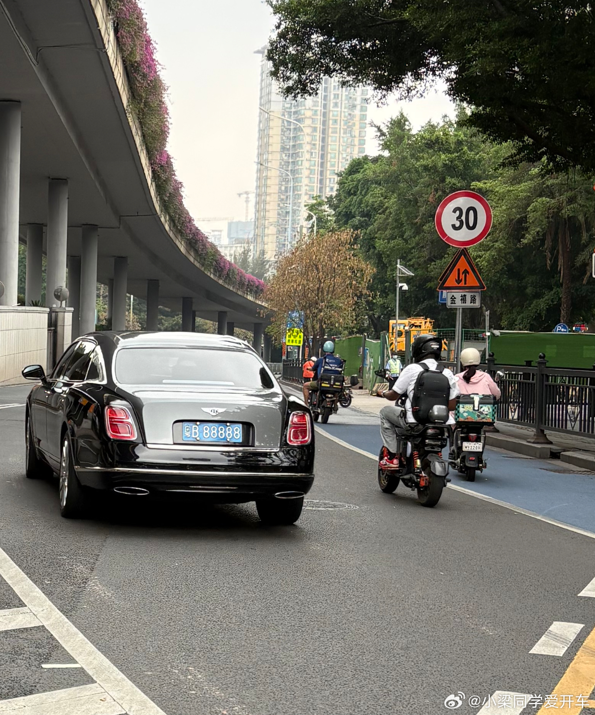 这个车牌的含金量，相信不用我多说了吧老广们应该都知道，这是哪个老板的车了吧随手拍