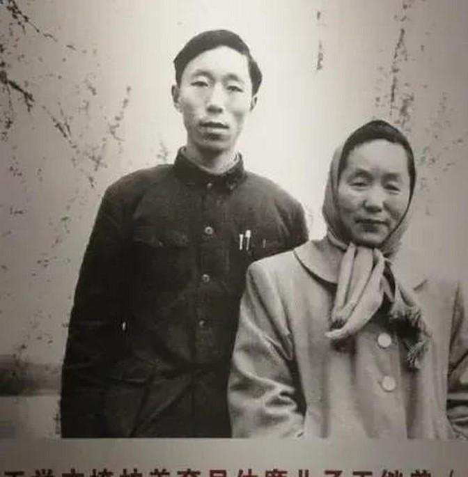 1937年，地主王学文发现一20岁女兵躺在家门口，见四下无人，他一下将女兵扛到了