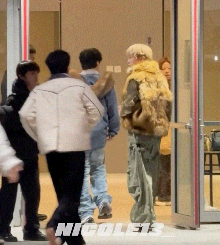 调皮孩子打脸哥屁股 