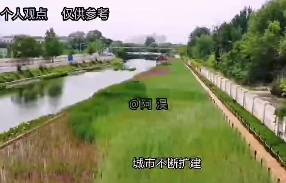 每到汛期暴雨来袭，各大城市的内涝难题都会准时上演。路面积水成河、车辆泡水抛锚、行