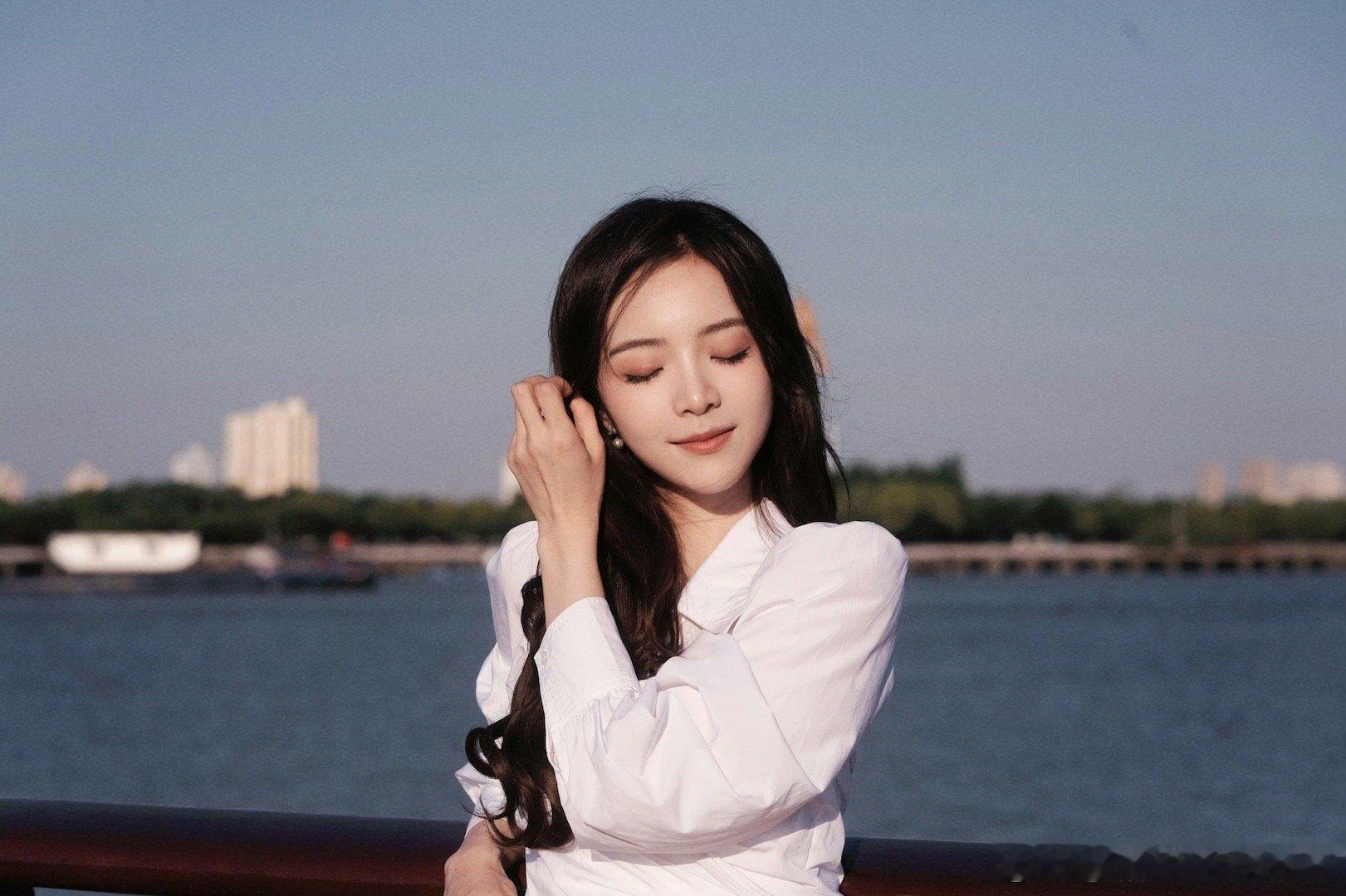 阿姨好美！又是羡慕的管哥的一天[舔屏][舔屏]好腿！LPL主持余霜晒照：总有一缕