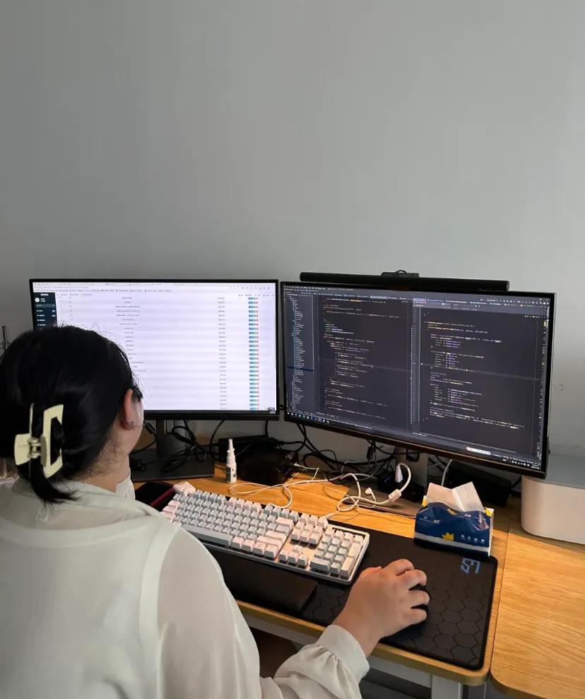 招了一位女开发
公司业务还可以，我自己已经做不过来了，就招了一位开发。
是个女程