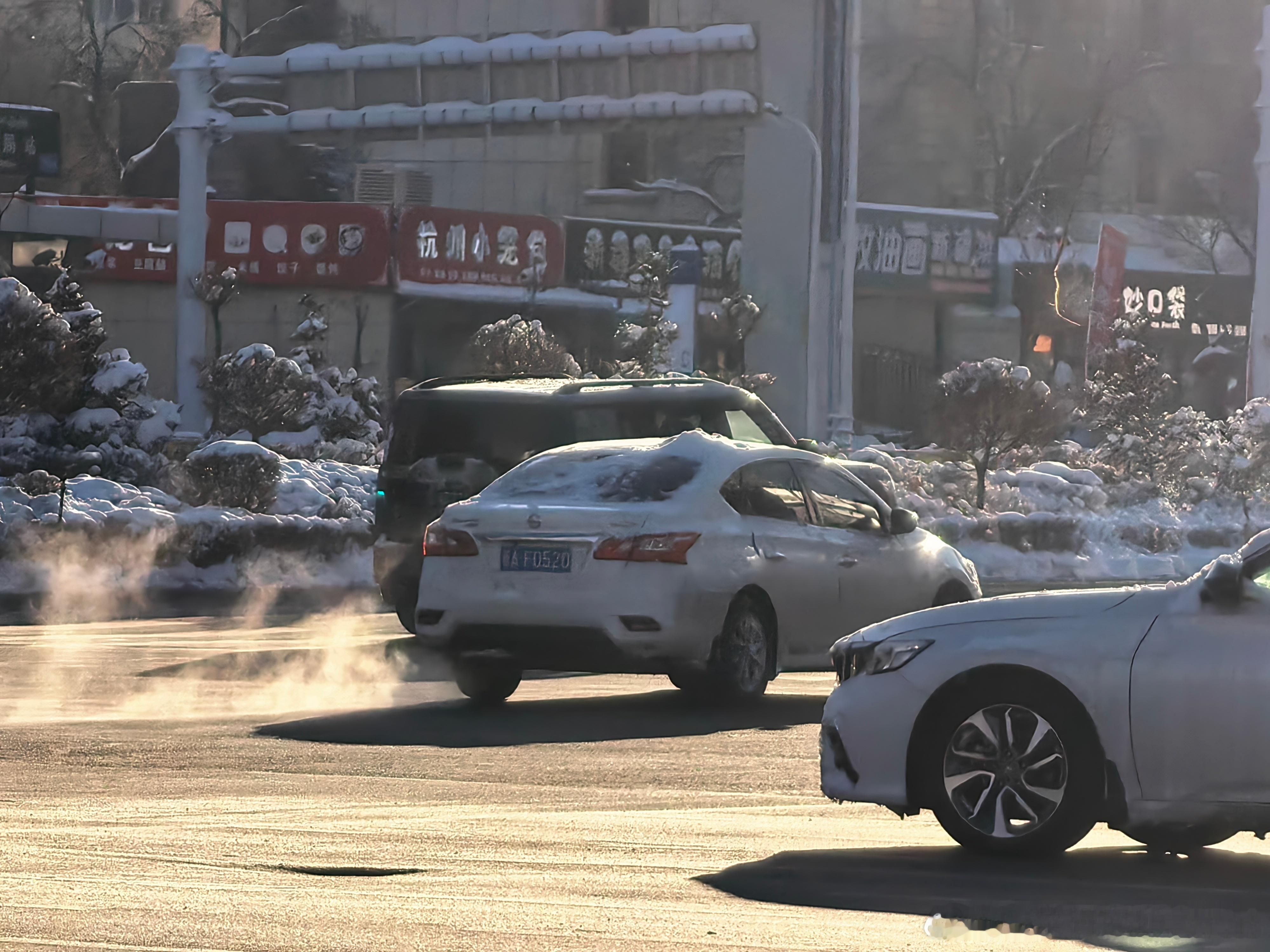 一出门，一台钛7开着小蓝灯就嗖嗖的溜走了，比旁边自己开的都快。今天的乌鲁木齐到处