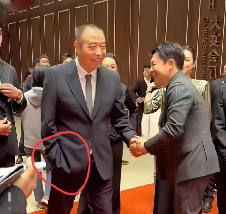 陈凯歌握手插兜已经成为了一种习惯，并不是他居高临下不尊重别人，而是他的另一只手如
