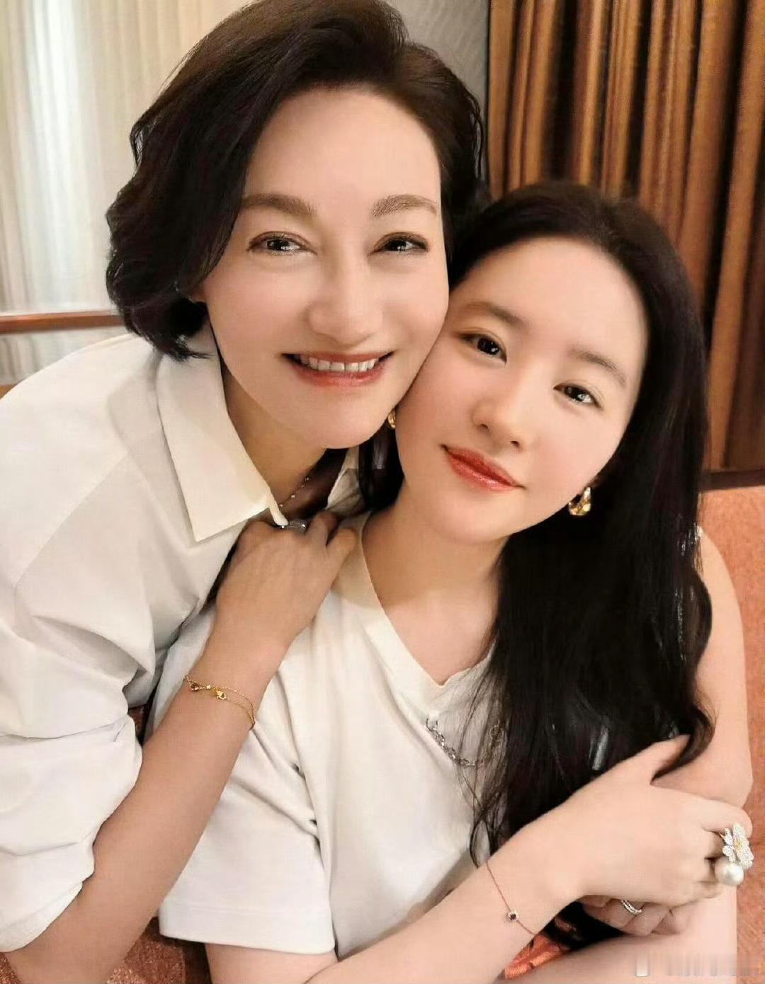 惠英红零点发文为刘亦菲庆生刘亦菲留言回应：谢谢我影后女王红姐 你一直是我偶像 期