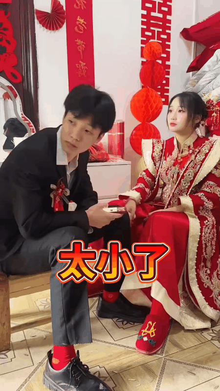 这是一个农村婚礼现场。
一脸稚嫩的新郎新娘正坐在一起等待婚礼开始。
农村的年轻人