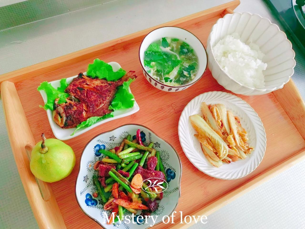 高二娃的午餐
蒜苔炒肉（肉炒老了[捂脸]）
煎平鱼（有点煎糊了[捂脸]）
清炒娃