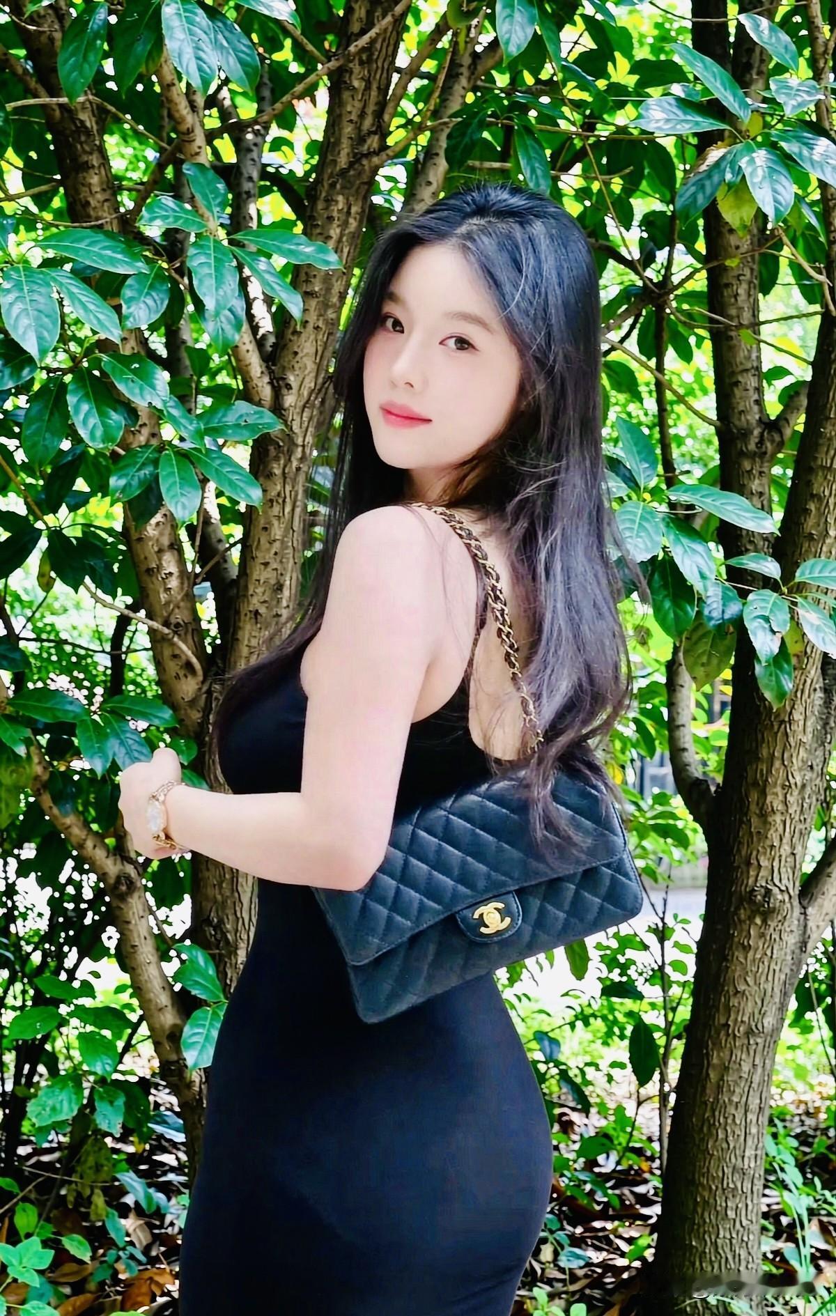 绿意环绕，一袭优雅黑。
在喧嚣之外，寻一份独属于自己的静谧。
原创作品.禁止盗图