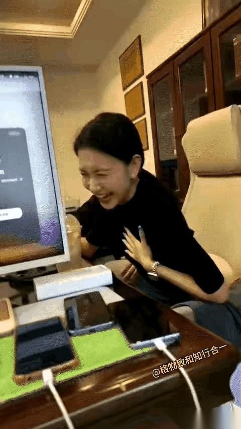 下午三点的格子间里，原本正对着电脑屏幕敲字的女同事，突然把手边的蓝色文件夹竖了起