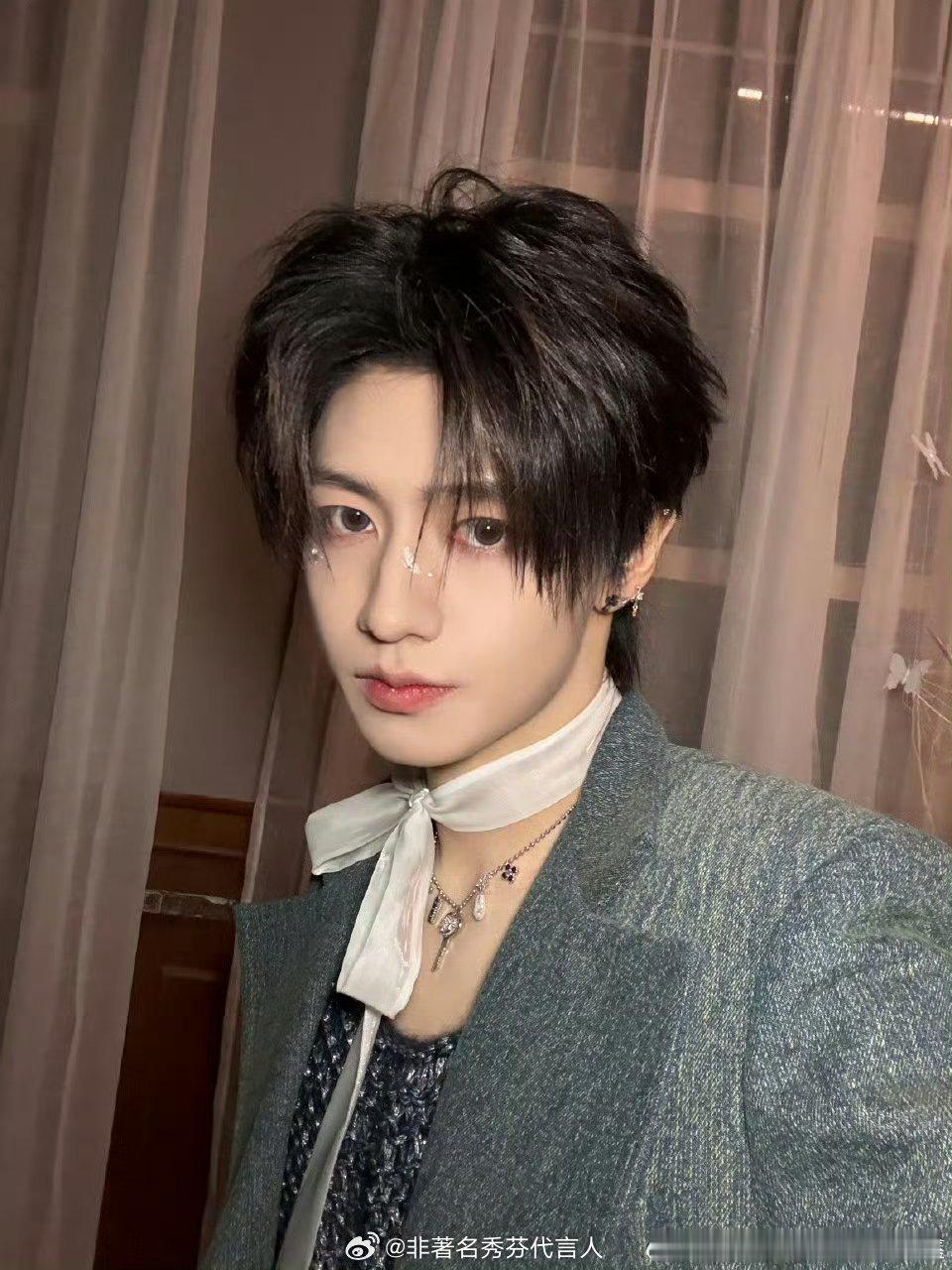 登陆少年这一次让爱大声说出口朱志鑫这张脸仍旧是无可挑剔。 