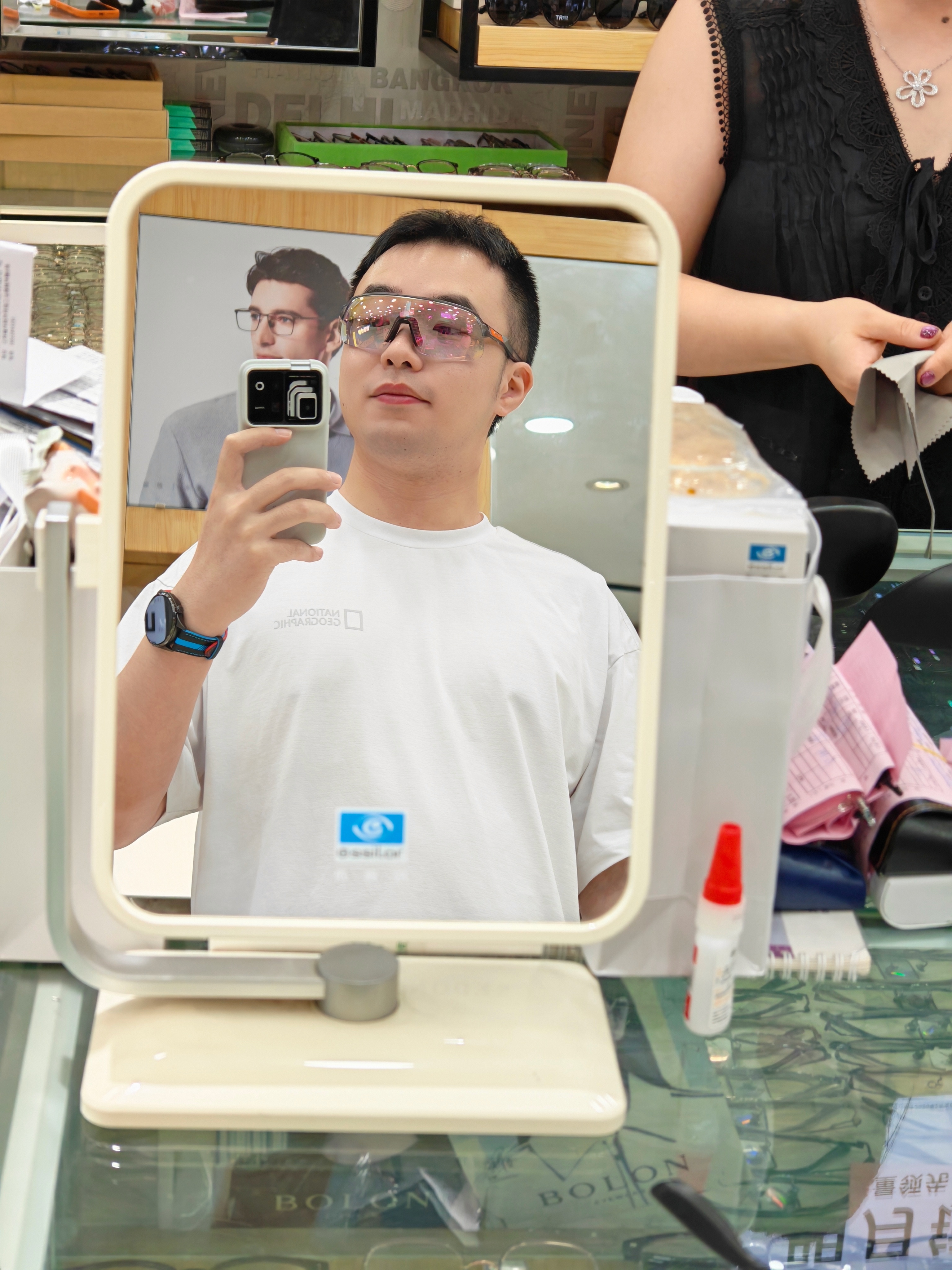 来取我的运动眼镜了，到眼镜店已经一周多了。之前一直戴的非球面镜片，突然戴球面感觉