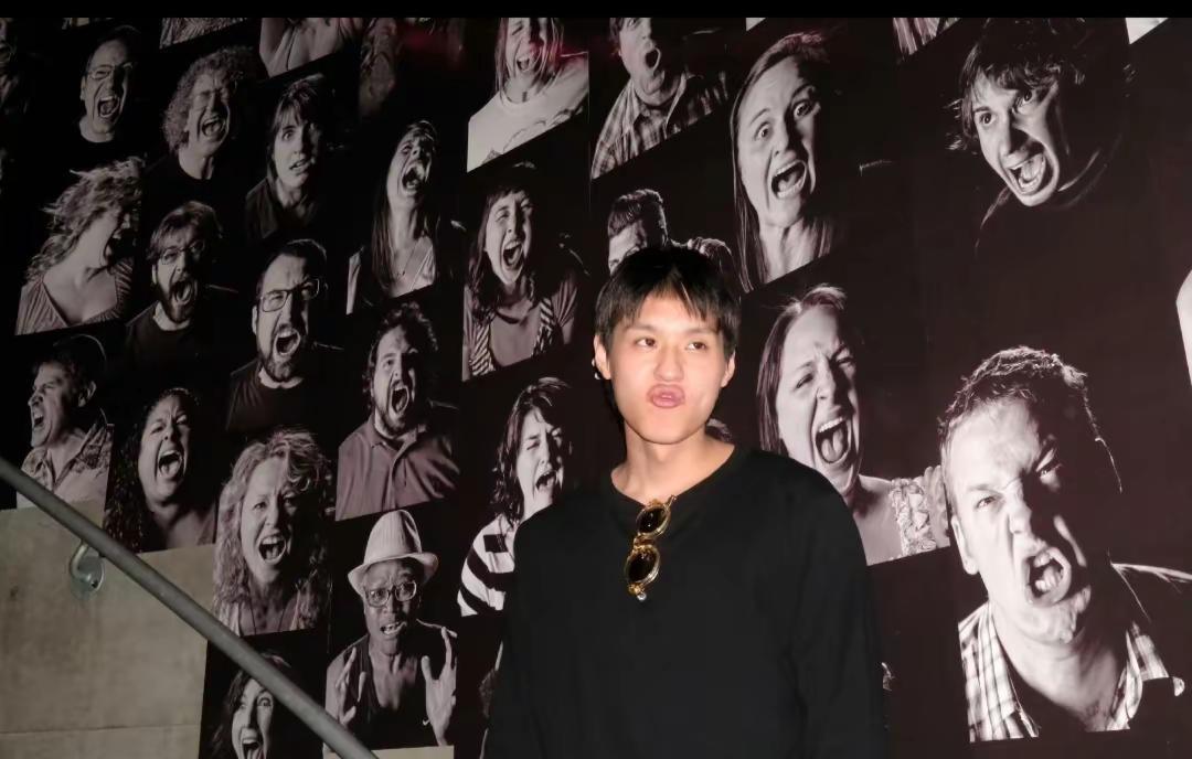 第一个动作跟谁学的呀？帅帅的kin呢😄。音频设备调试 专业录音棚 billki