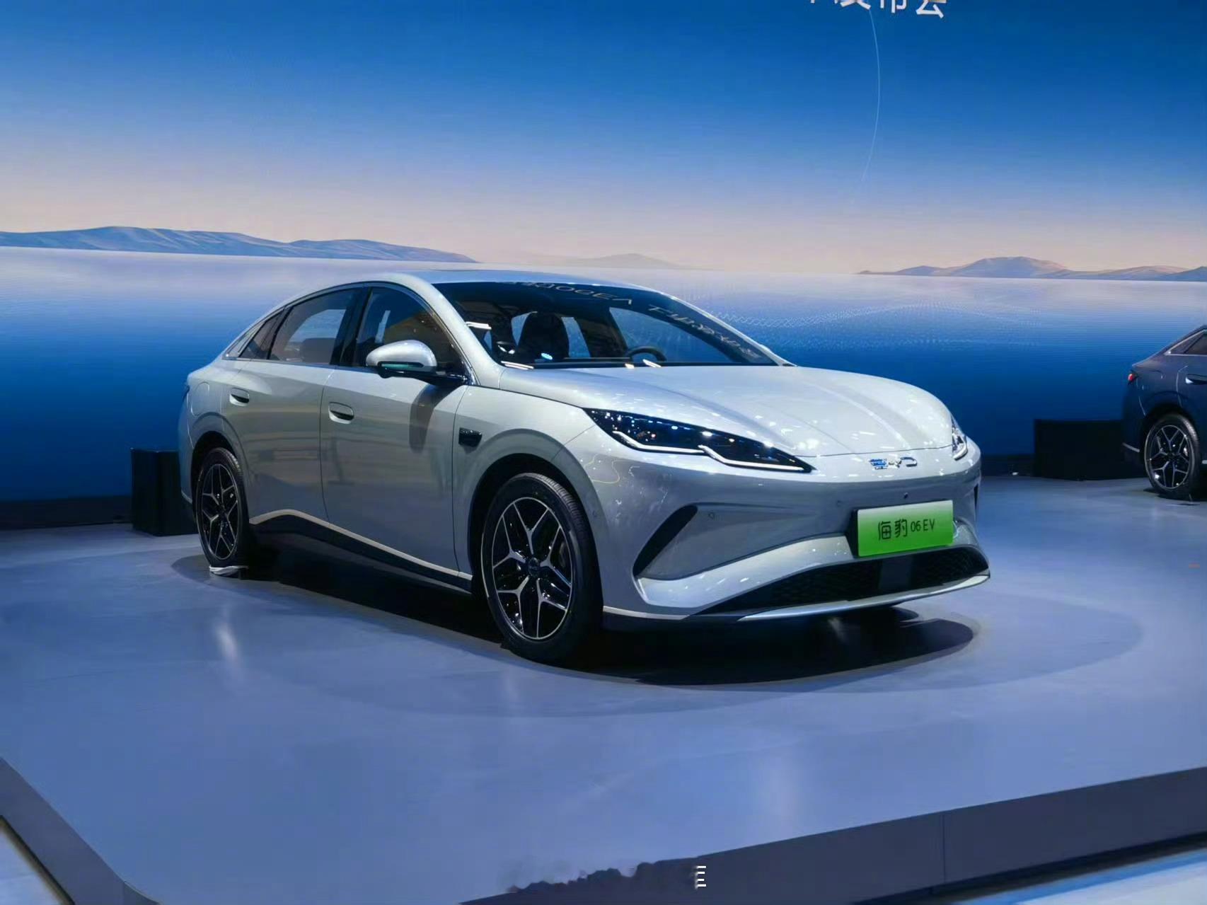 比亚迪海豹 06 EV 正式上市了，一共推出 3 款车型，售价范围是 10.98