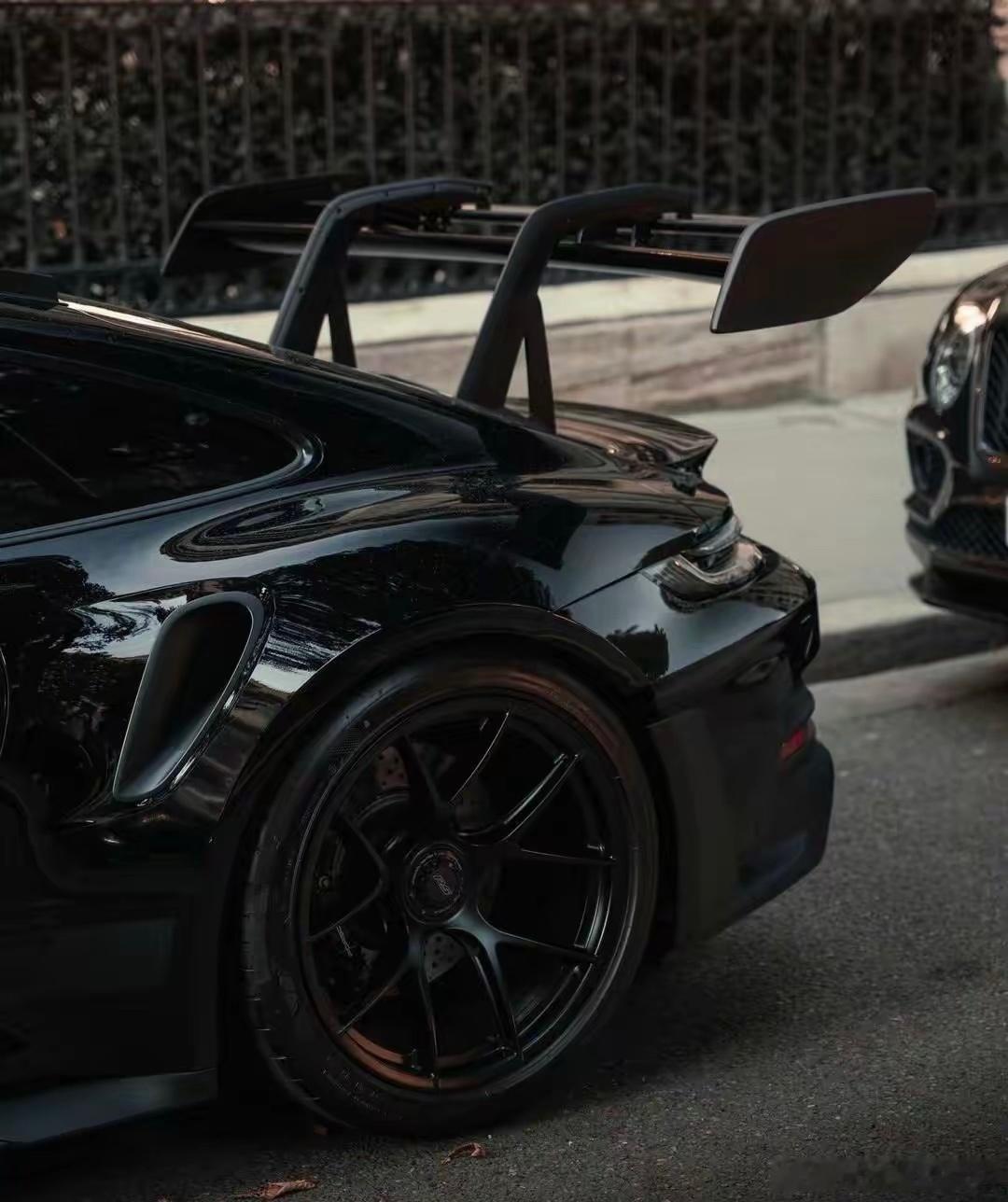 保时捷 911 GT3 RS 一袭红裙与之相映成画 ​​​
