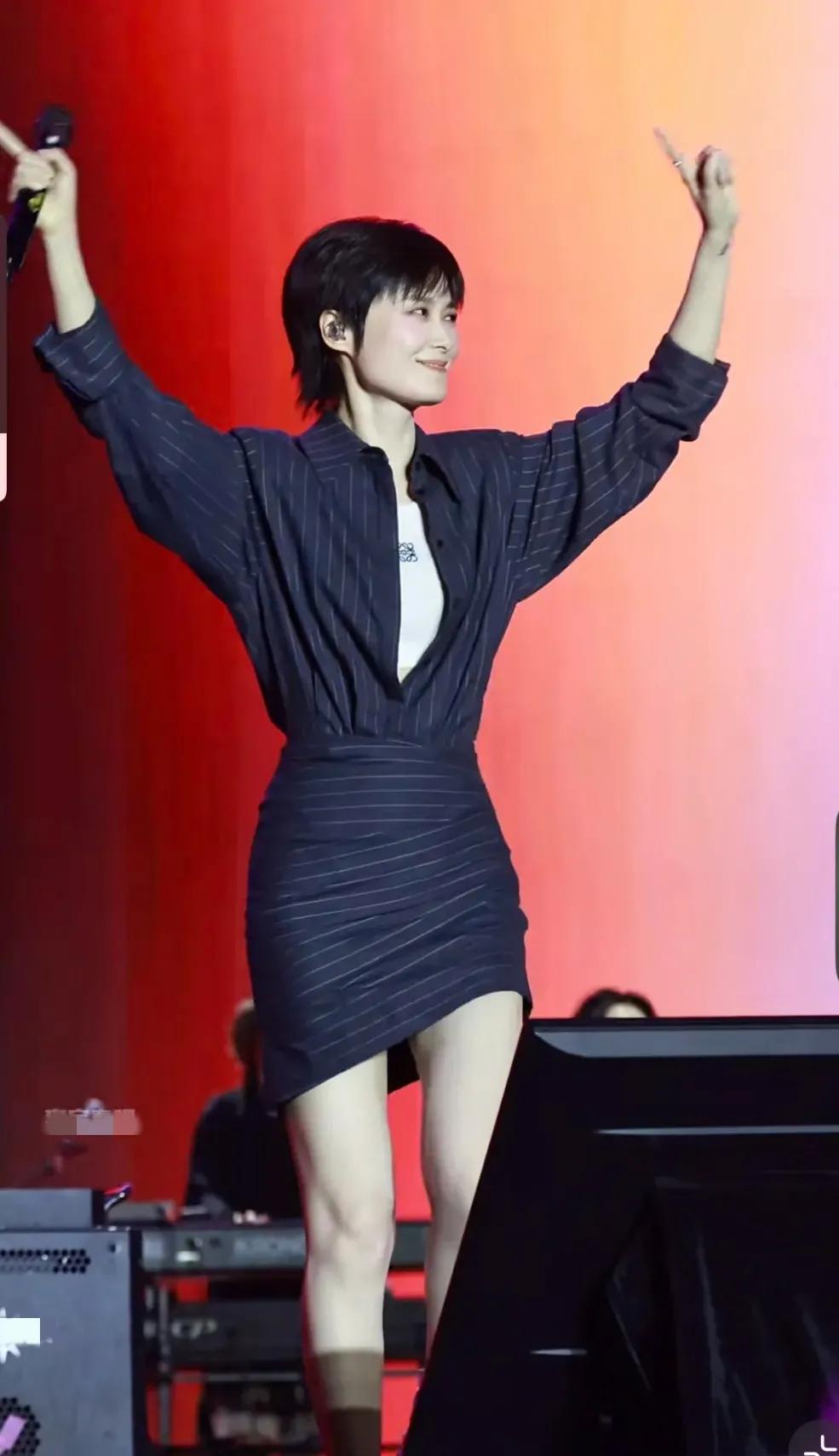 谁能忘记2005年超女舞台上那个独特的李宇春呢？如今，42岁的她依然在舞台上光芒