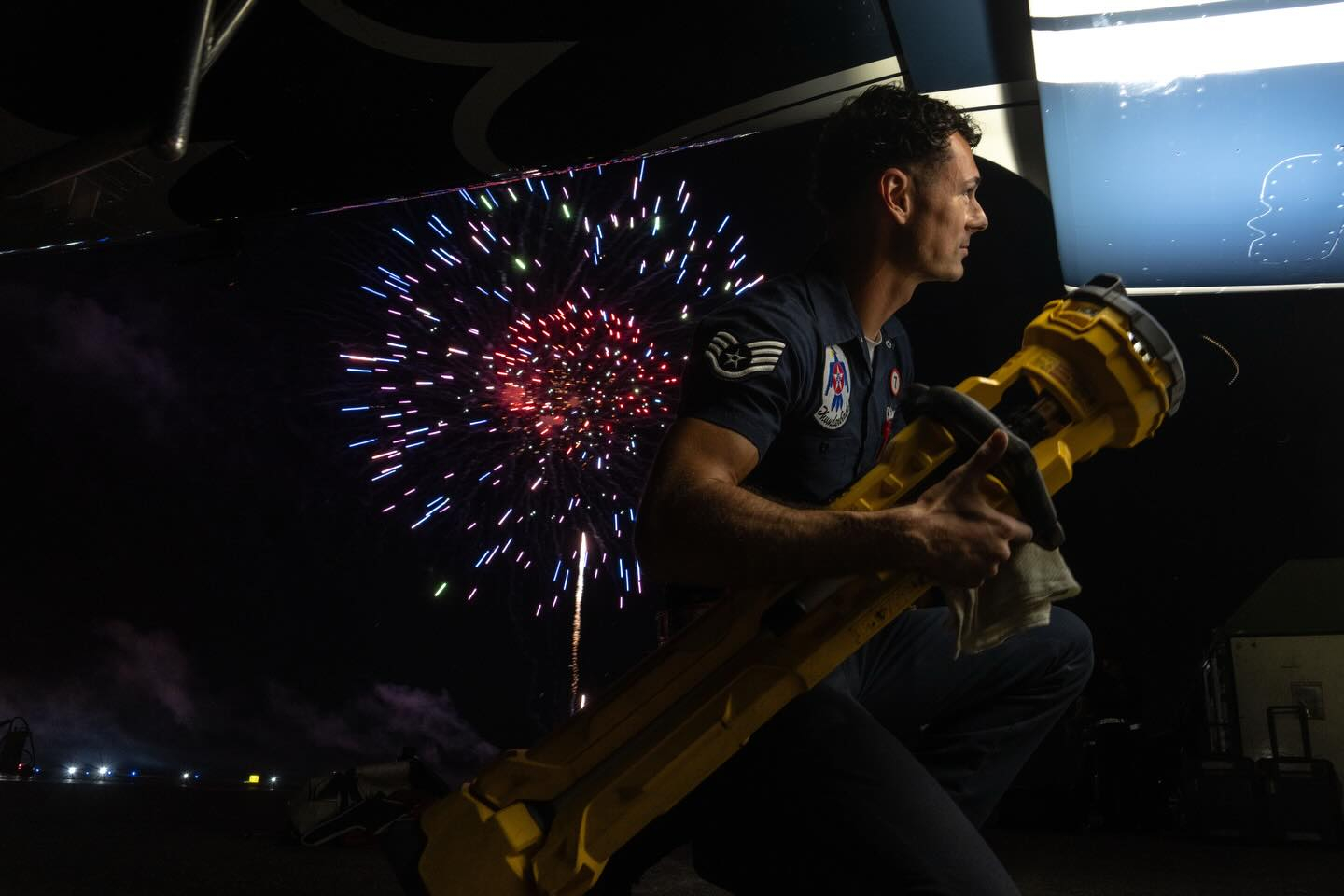 独立日烟火下的雷鸟表演队 