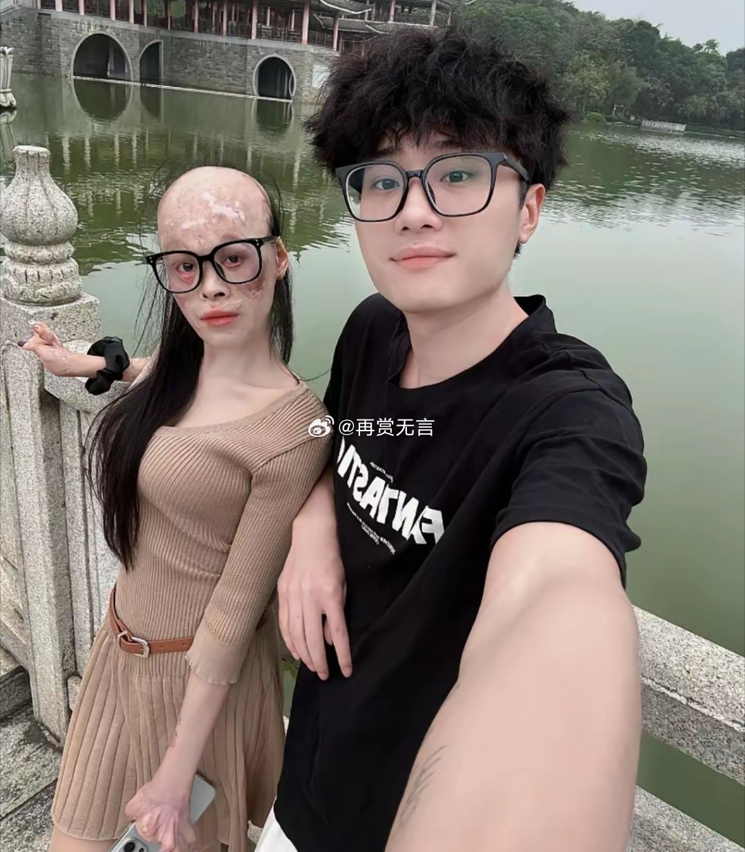 带个假发就是个超级大美女，小伙子是纯爱。 