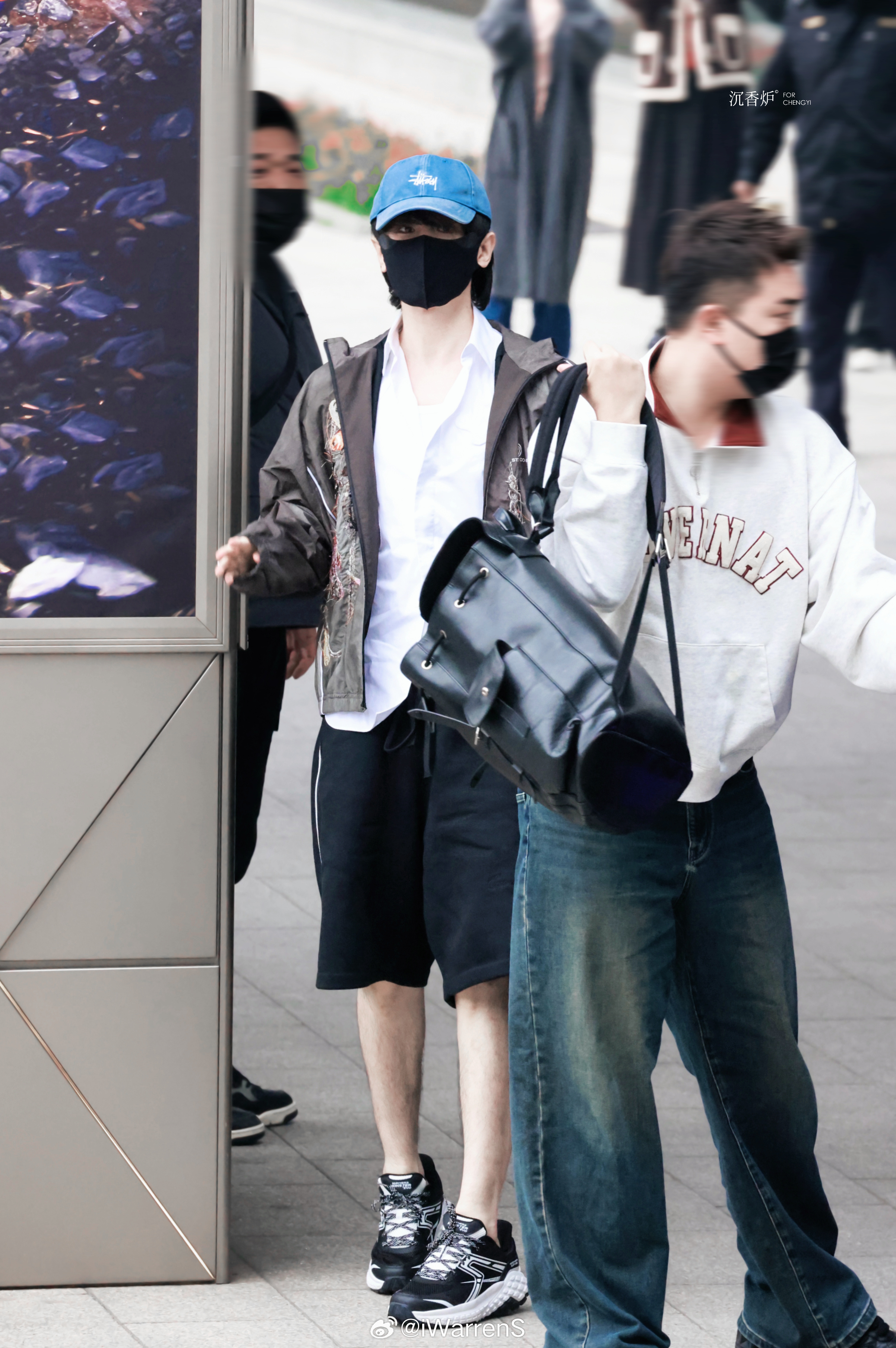 成毅长沙出发上海机场路透状态来了，ee真的是太帅了！成毅正月里真不剪头发