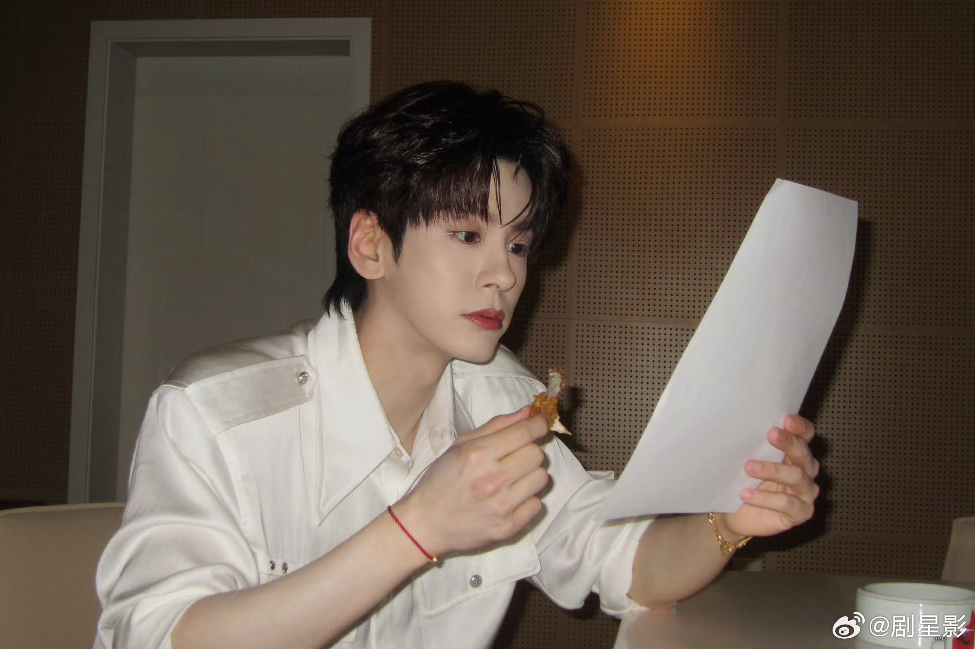 魏哲鸣现在长剧市场不好做他十年拍了近二十部现偶，每个角色都在用心打磨，从眼神到动