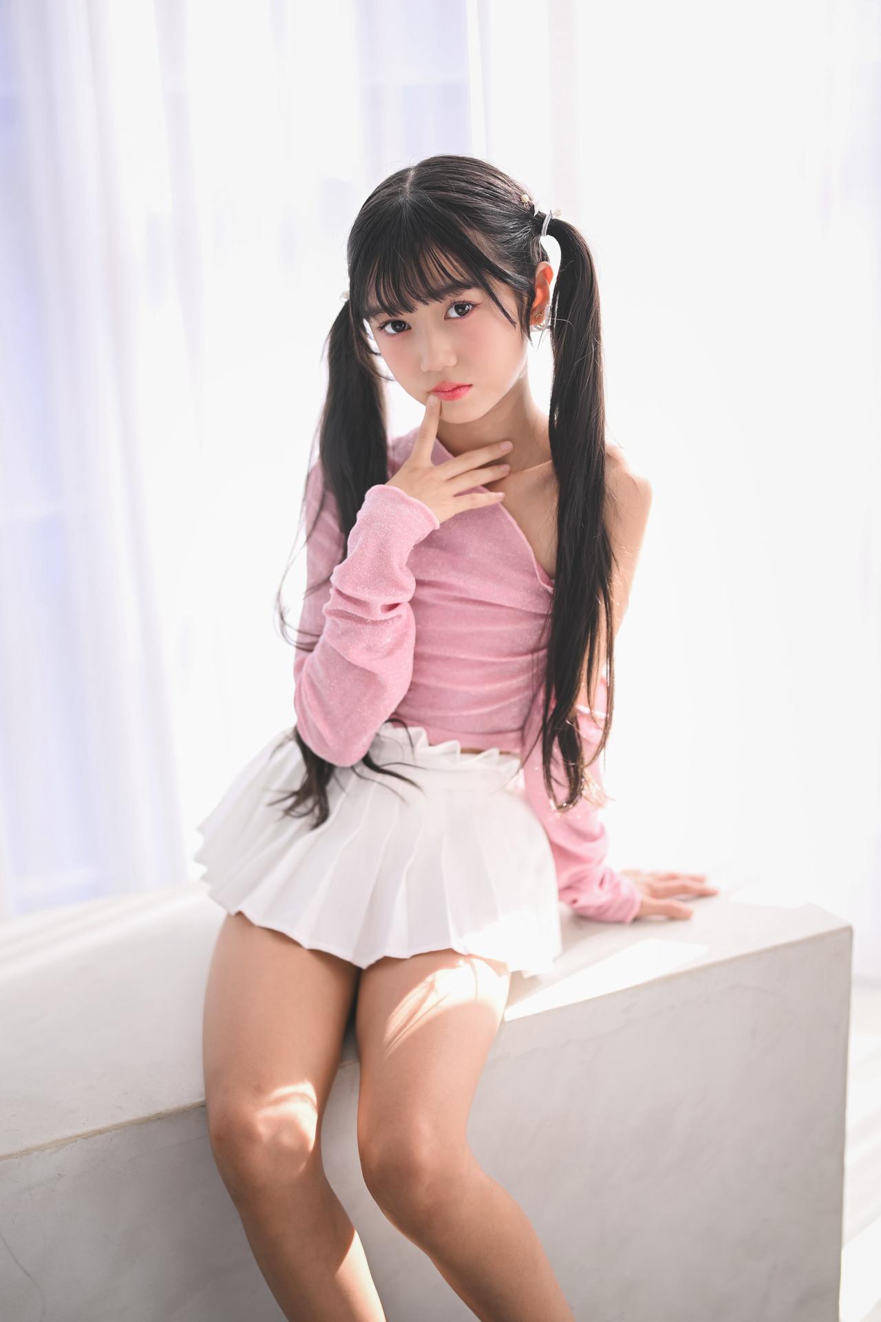 甜美少女风，粉色毛衣搭配白色百褶裙