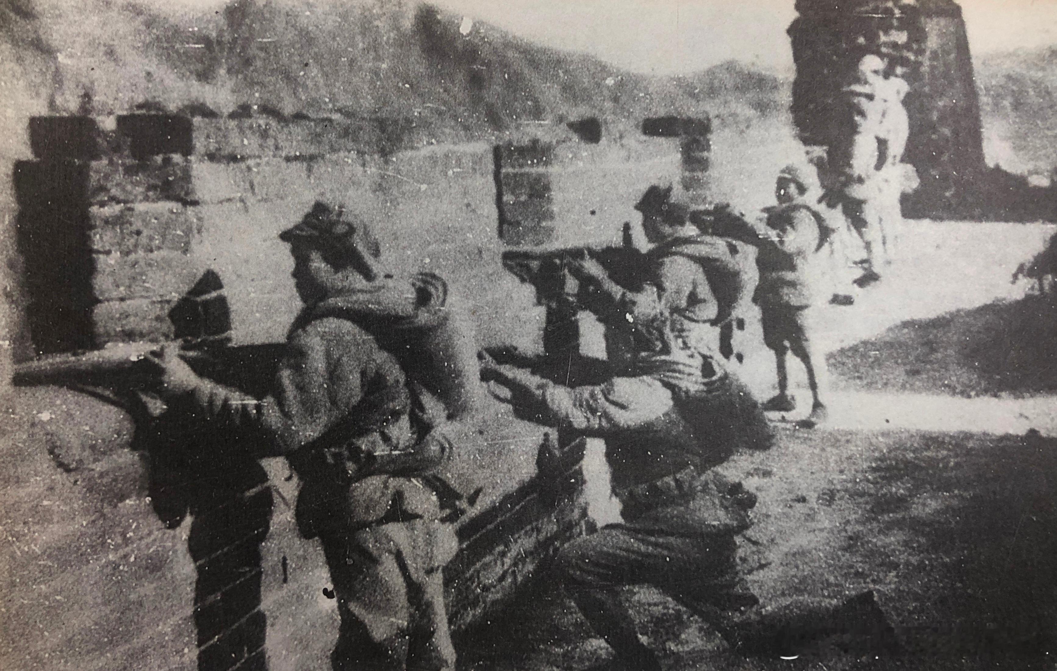 1933年3月喜峰口长城上作战的29军士兵历史影像