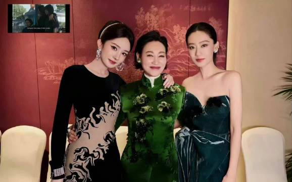 芭莎盛典晚宴爆出神仙同框，惠英红C位出镜，一边挨着杨幂，一边靠着张小斐，左拥右抱的合照迅速出圈。

