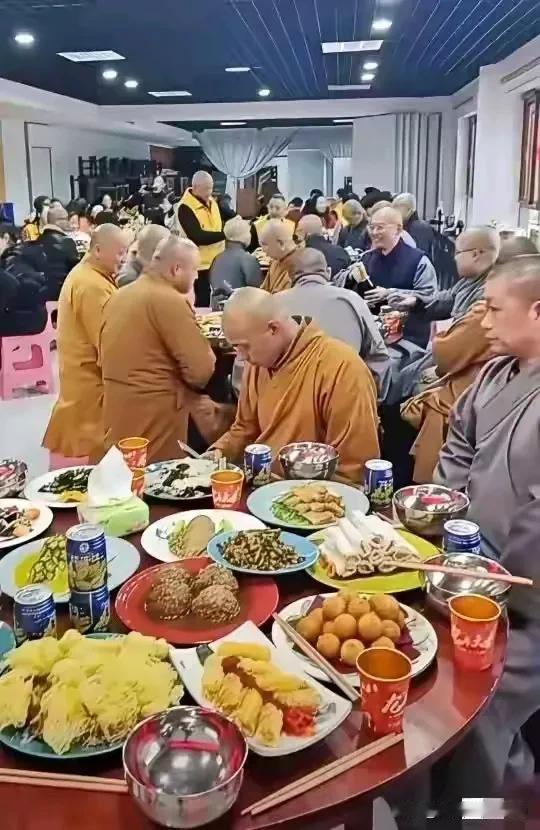 大师们的伙食不是一般的好阿，菜品不但多而且价格不便宜，估计要比中国现在80%家庭