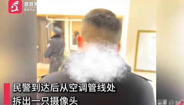 四川成都，两女子入住一家民宿后准备休息，当其中一女子在房间里溜达时，正好发现对着