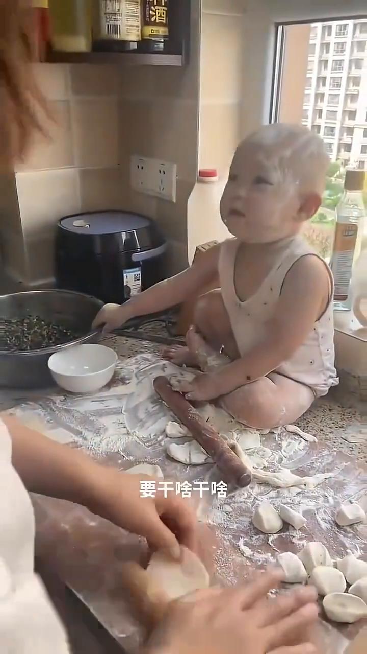奶奶带娃。
家人们，现在老人带孩子太能惯着，要干啥干啥，这要吃口馅儿，你就喂口馅