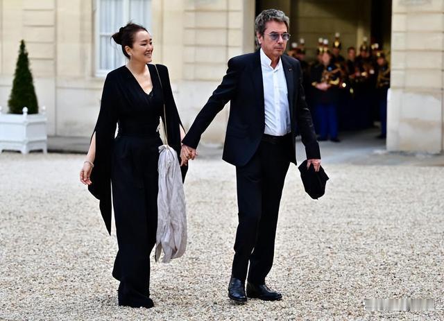 [小鼓掌]现在最意难平的男人，估计就是张艺谋了，马克龙来华，带着巩俐夫妇，这俩人