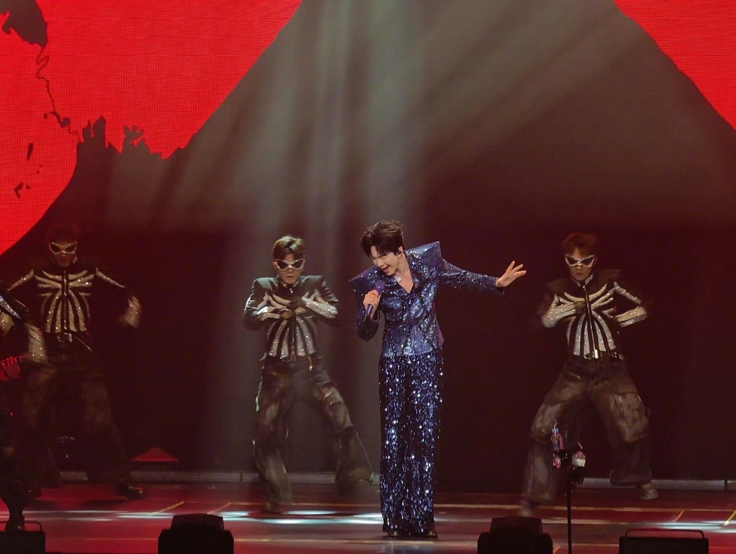 建议天文台来现场校准星座图谱！刘宇宁迈步时带起的流光，让夜空都黯然失色——原来宇