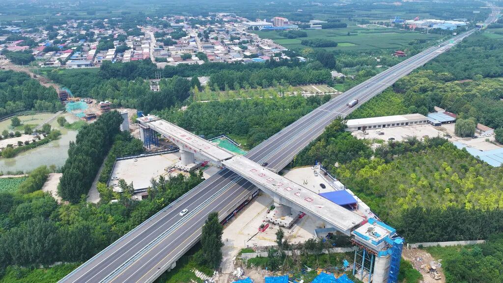 石雄铁路完成首次桥梁转体施工】8月20日，中铁十一局承建的石雄铁路跨曲港高速公路