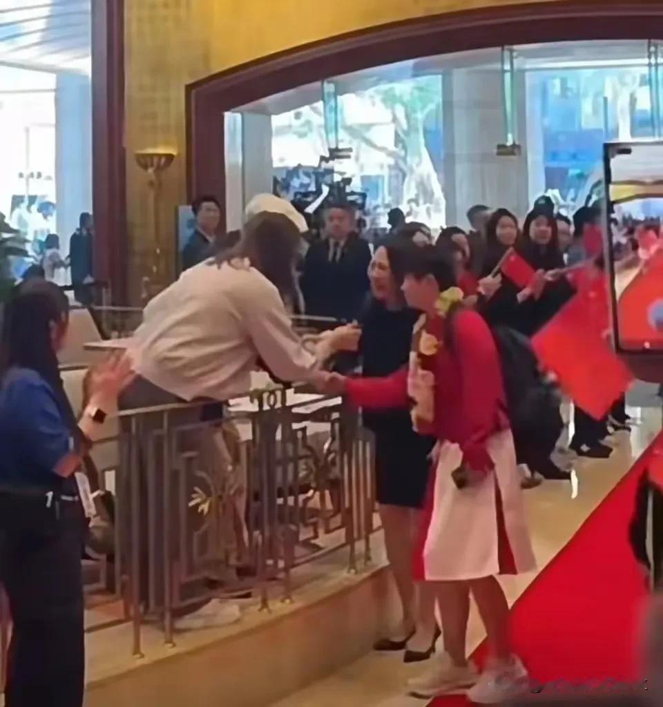 这位神秘的大佬是谁！为什么有专人带着潘展乐，莎莎，全红婵去跟他握手[赞]

今天