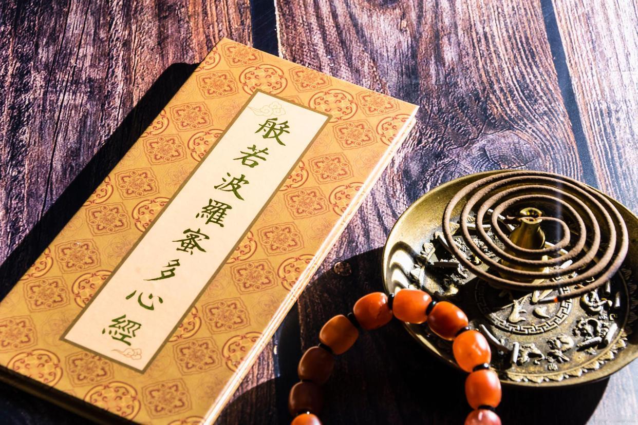 读一百本书，
不如读透一本书；
读透一本书，
不如读透一句话。
一句通，
句句通