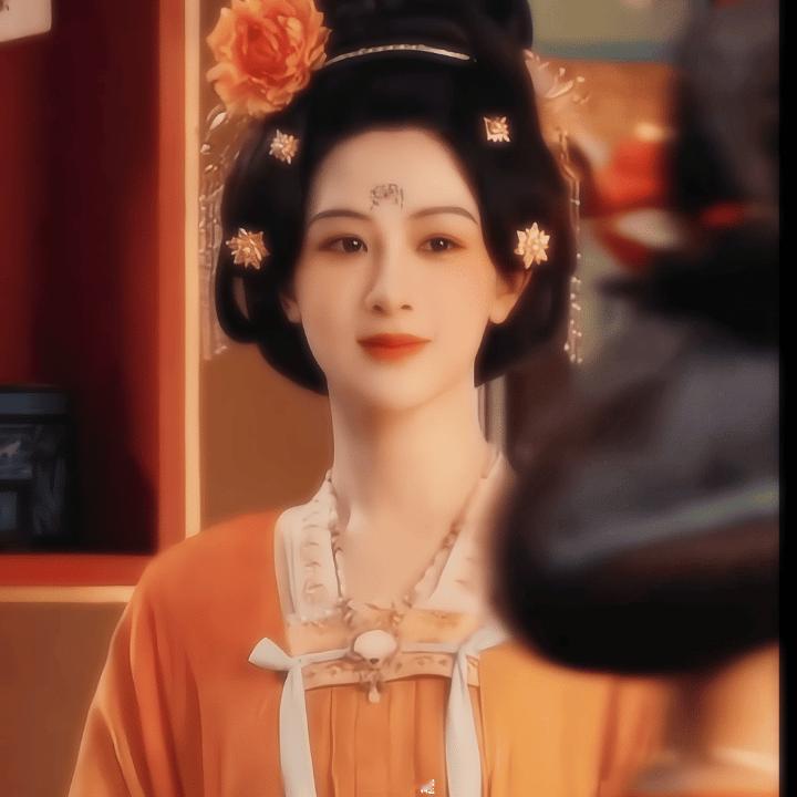 #杨紫国色芳华事业心大女主# 杨紫在杀青新剧《国色芳华》里饰演一个事业型大女主哎