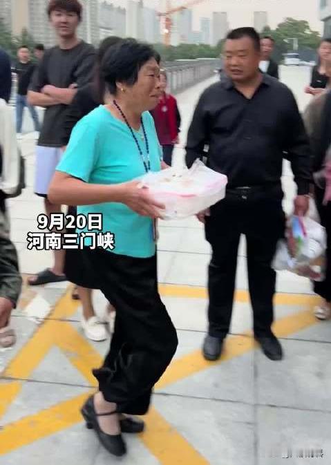 感动！河南三门峡，小伙入伍，奶奶特地包了66个饺子送到车站，可紧赶慢赶还是晚了几