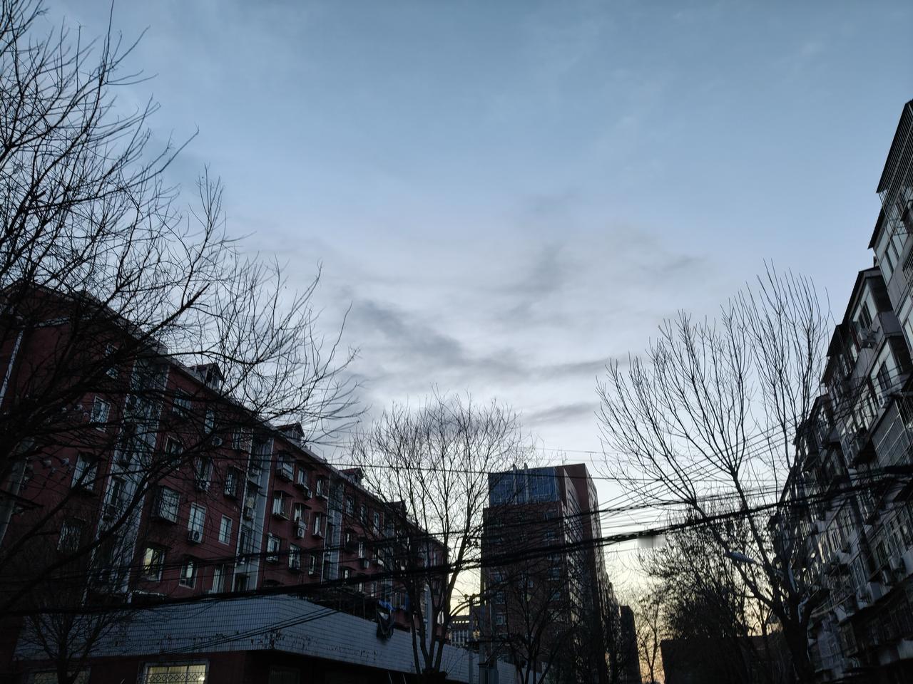 北京今晚阴且有风
天气属实复杂
看预报
夜间东北风＜3级
气温降至 -2 摄氏度