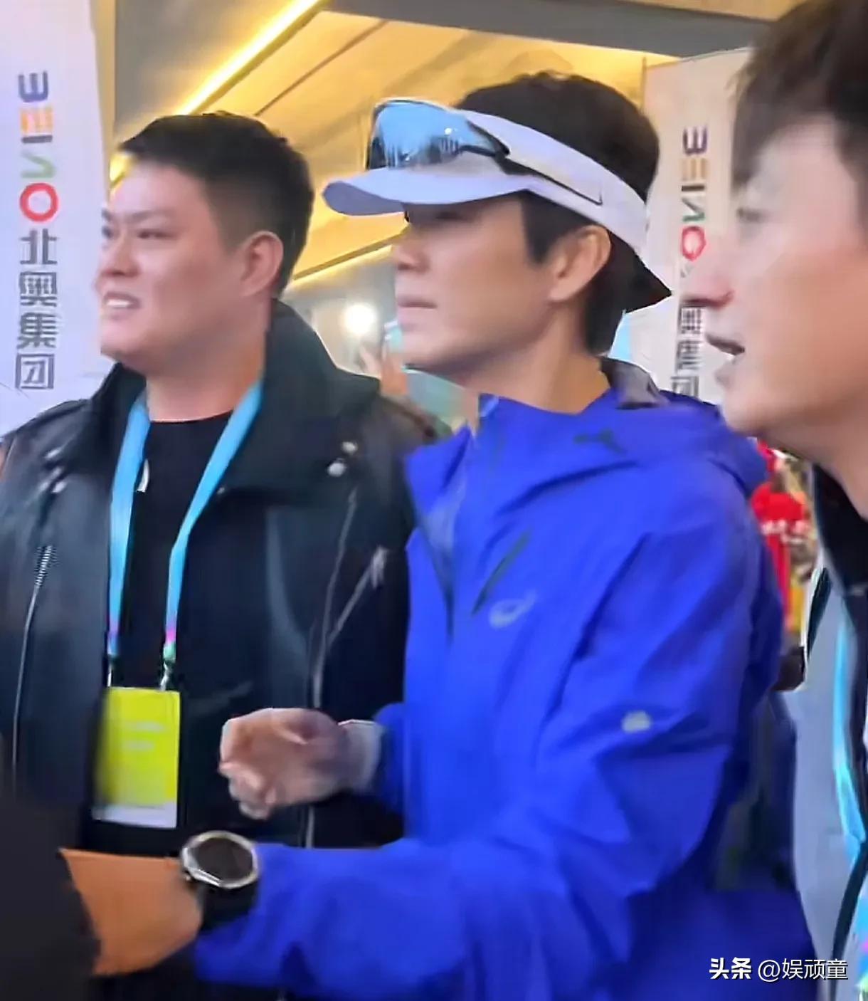 钟汉良:我想拿一个名次太难了！
钟汉良参加成都马拉松，被很多参赛者团团围住，争相