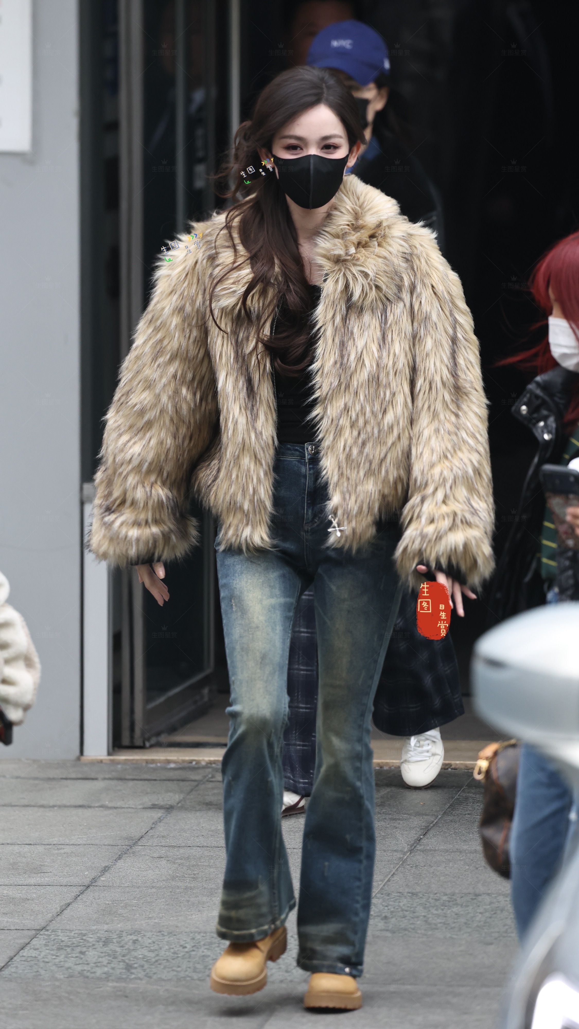 娜扎今日hi6上班出图皮草牛仔女郎又美又飒💙你好星期六