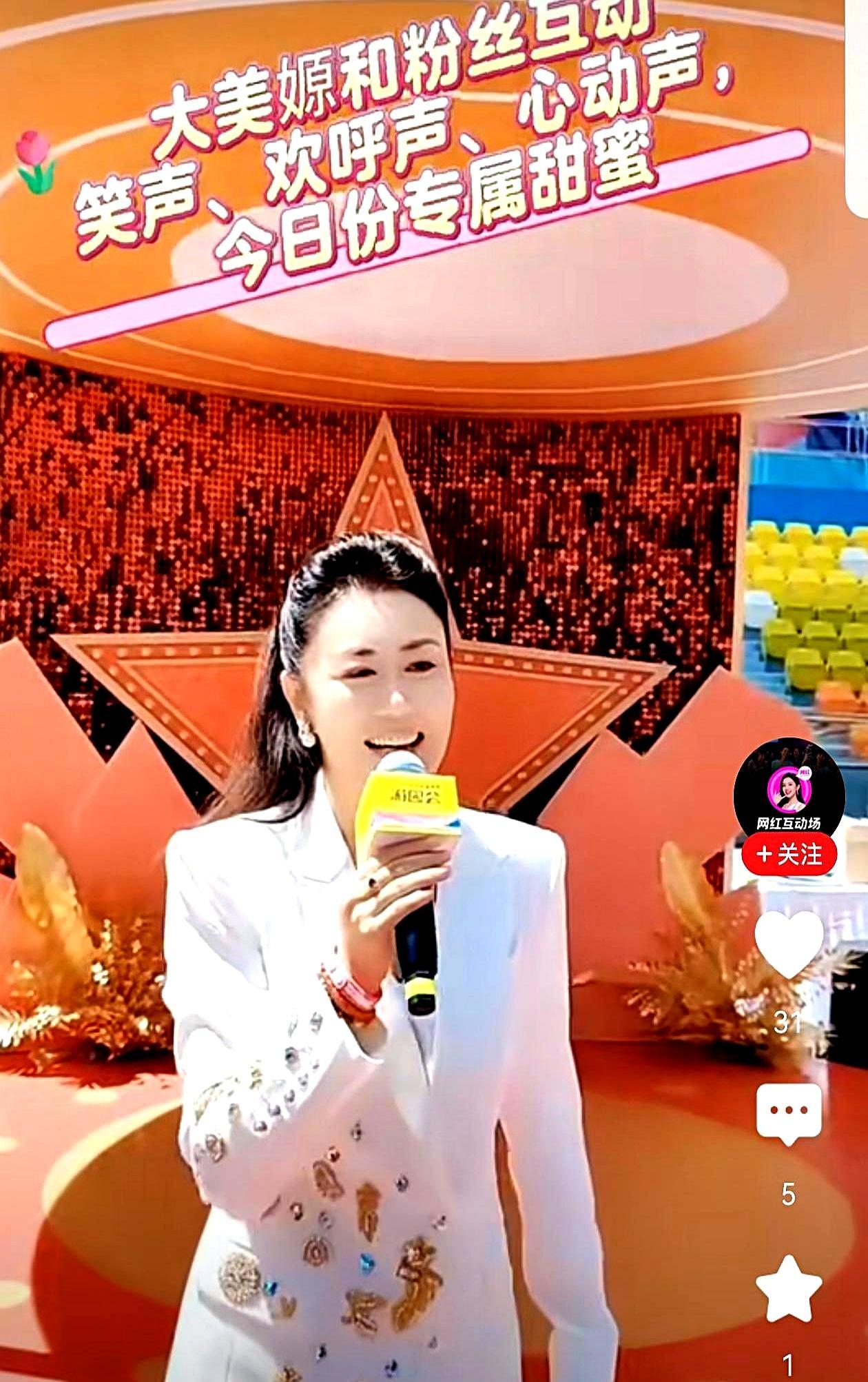 05年生的女团主唱，居然能拉着路过的阿姨一起合唱。
 
她是幻蓝小熊的许媛媛，三