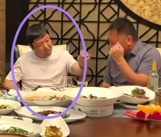 贾冰那段被偷拍的视频，一桌子剩菜，脸红脖子粗，拉着旁边的兄弟在那掏心窝子。[太阳