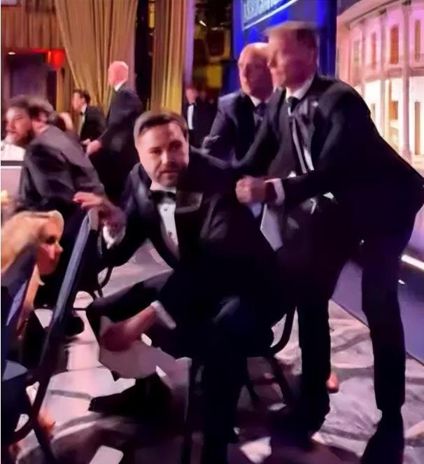 这不是让万斯丢人吗？白宫记者协会晚宴枪击发生后，特勤人员迅速保护特朗普夫妇撤离，