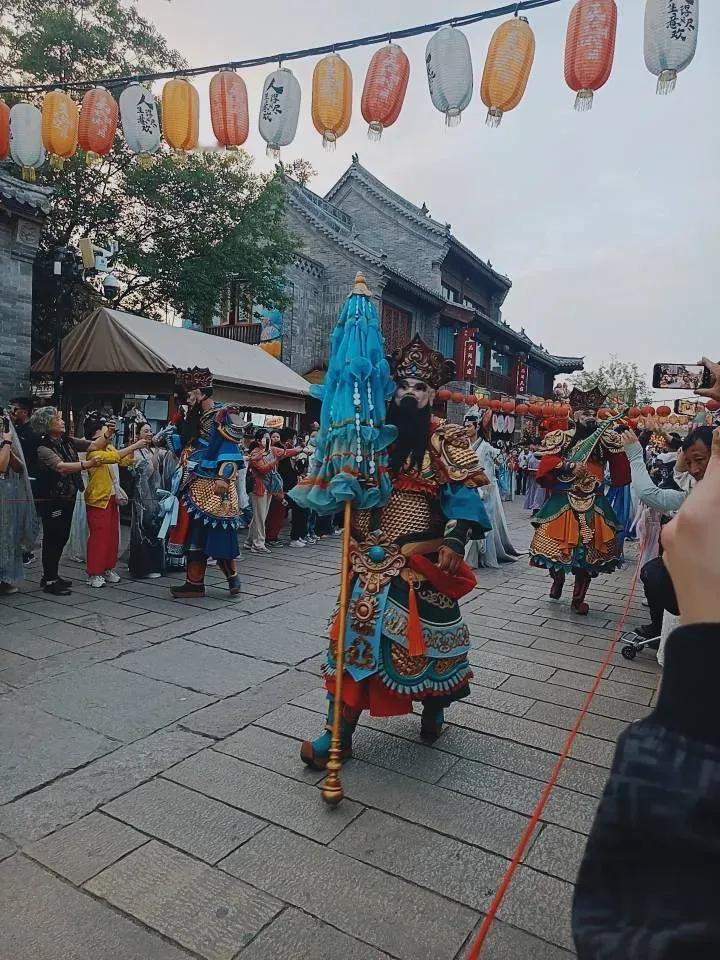 初次来到洛邑古城，华灯初上，夜尚未央，大街上人头攒动，热闹非常，古色古香的建筑错
