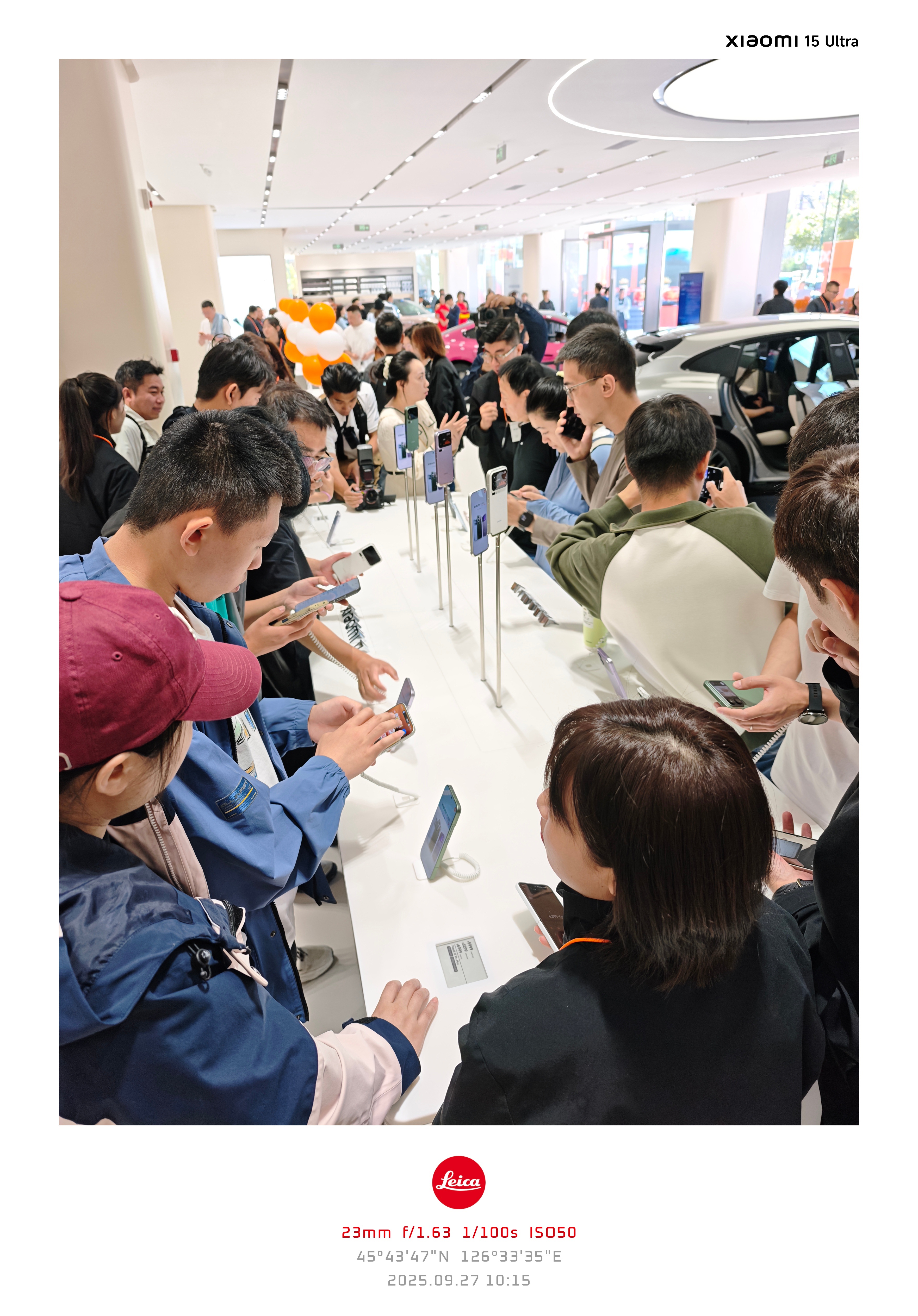 小米17 也太火爆了！展示桌围了一圈人！我这小米15 Ultra是不是可以换一换