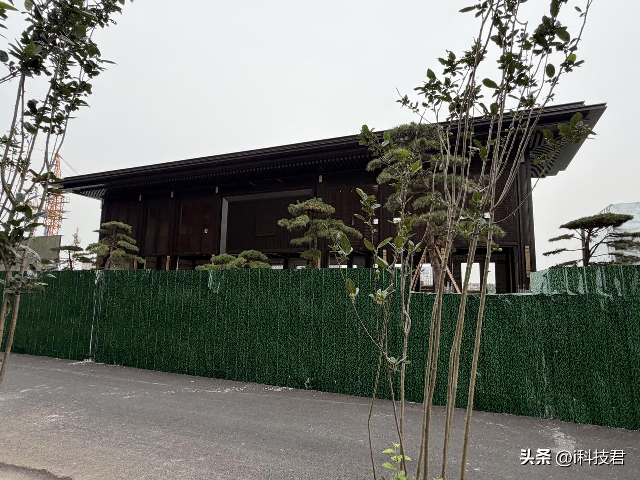 根据我的观察，很多新建的小区大门一个比一个气派，50米以上大门，有没有排面？先不