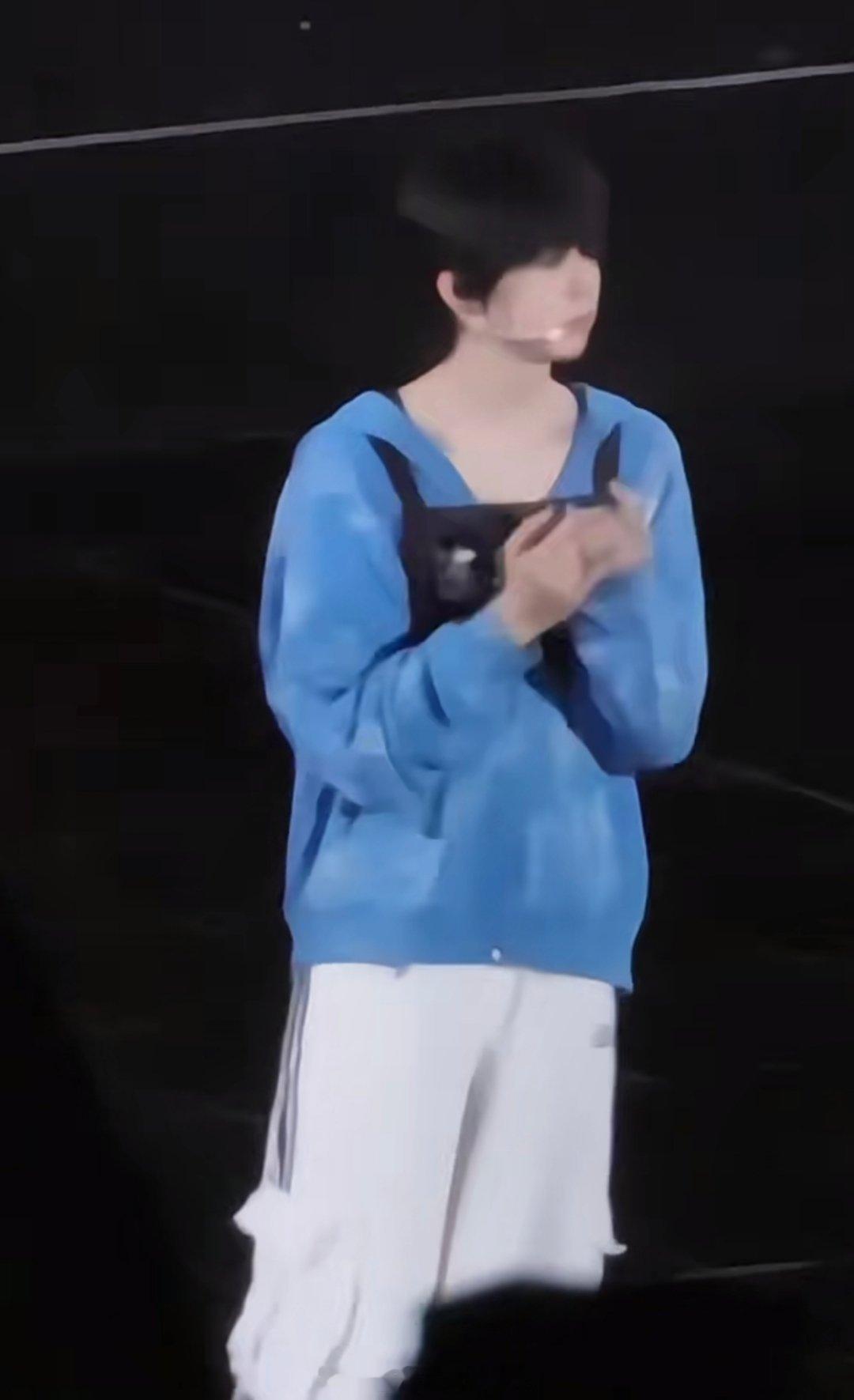 那就期待这个陈奕恒的新音舞台了，另外真的不愧是180cm的小哼，真的肉眼可见的高