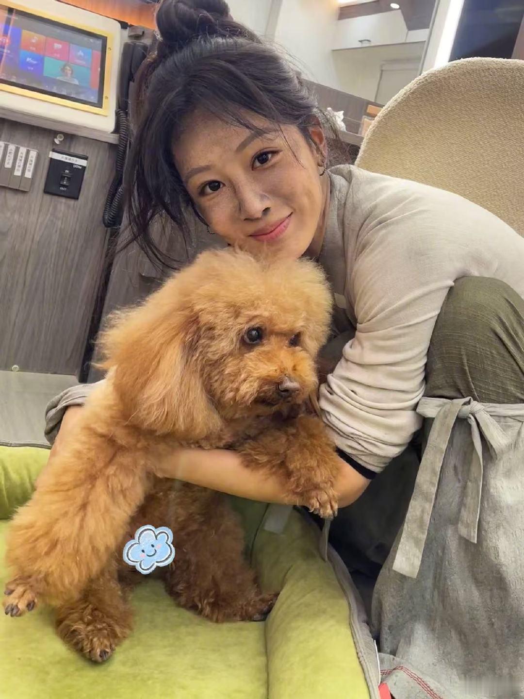杨紫520晒piupiu杨紫别管黑的白的520快乐是真的杨紫别管黑的白的520快