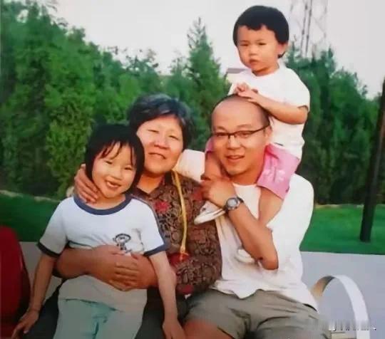 窦靖童这姑娘是真不错啊！
 
一点不端着，特实在，心眼还好。
 
跟奶奶、爸妈、